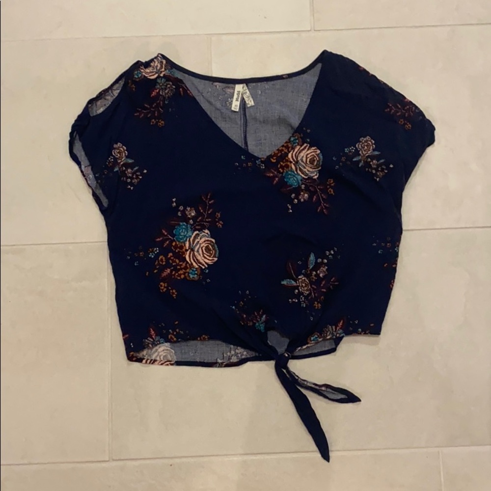 Shortsleeved top, cropped some